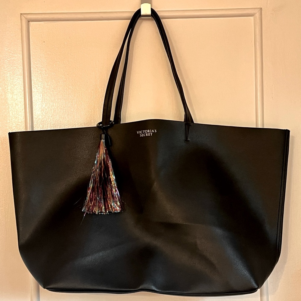 VS- NWOT Large Faux Leather Tote